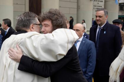 “me-parece-una-opinion-valida”:-milei-evito-confrontar-con-garcia-cueva-e-hizo-una-particular-interpetacion-de-la-parabola-del-paralitico