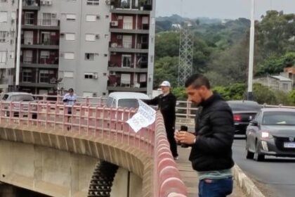 tension-en-corrientes:-policias-rompieron-carteles-de-docentes-que-pedian-suba-salarial