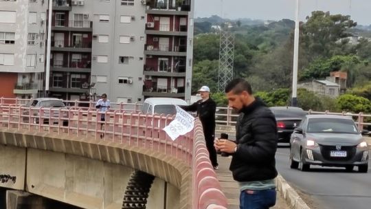 tension-en-corrientes:-policias-rompieron-carteles-de-docentes-que-pedian-suba-salarial