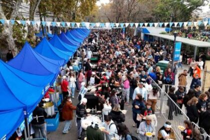 lomas-celebro-el-25-de-mayo-con-una-multitud-en-plaza-grigera