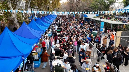 lomas-celebro-el-25-de-mayo-con-una-multitud-en-plaza-grigera