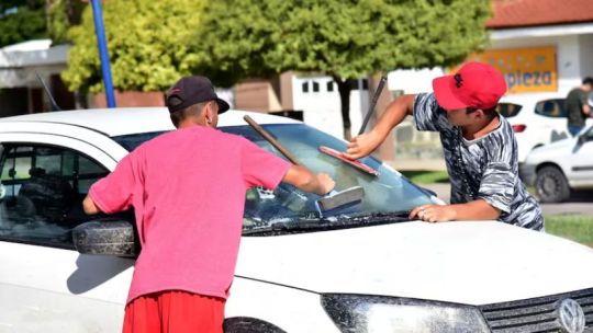 tras-el-debut-del-nuevo-estacionamiento-medido,-detuvieron-a-cinco-cuidacoches-y-limpiavidrios