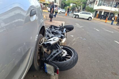 posadas-|-un-auto-choco-contra-un-motociclista-que-tuvo-que-ser-hospitalizado