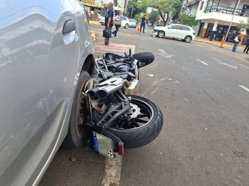 posadas-|-un-auto-choco-contra-un-motociclista-que-tuvo-que-ser-hospitalizado