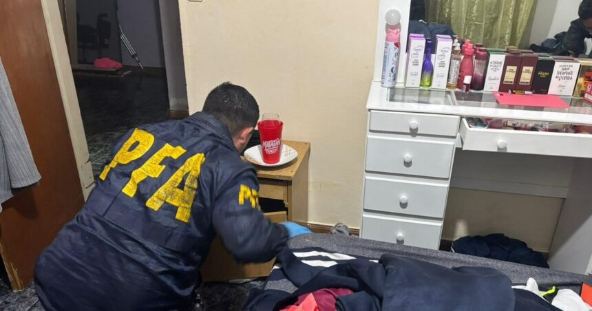 encontraron-medio-kilo-de-cocaina-en-la-casa-de-una-funcionaria-de-moron-que-huyo-antes-de-ser-detenida