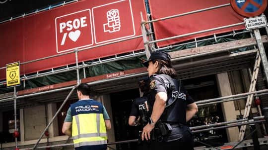 la-guardia-civil-requisa-la-sede-del-psoe-en-madrid,-mientras-pedro-sanchez-reafirma-el-apoyo-a-zapatero