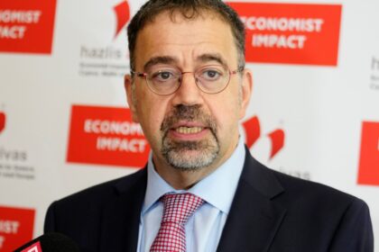 un-nobel-de-economia-no-cree-que-la-ia-vaya-a-provocar-despidos-masivos:-“reemplazar-trabajadores-es-una-propuesta-perdedora”
