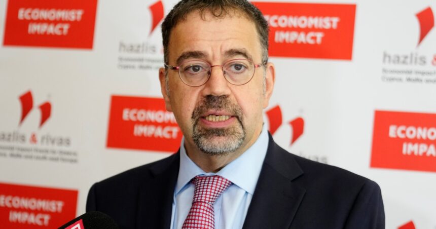 un-nobel-de-economia-no-cree-que-la-ia-vaya-a-provocar-despidos-masivos:-“reemplazar-trabajadores-es-una-propuesta-perdedora”