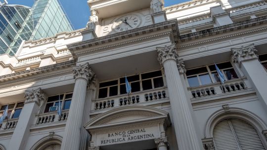 milei-alivia-el-control-del-peso-argentino-mientras-las-reservas-alcanzan-su-maximo-en-siete-anos