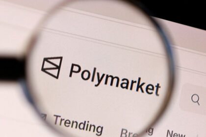 demandan-a-un-empleado-de-google-por-ganar-1,2-millones-de-dolares-apostando-en-polymarket-quienes-serian-los-personajes-mas-buscados-de-2025