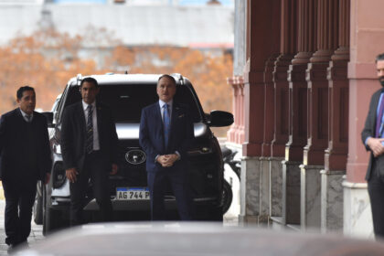 javier-milei-recibio-a-una-delegacion-clave-de-eeuu.-por-su-relacion-con-el-tesoro:-patentes,-alineacion-y-rigi-para-la-salud-sobre-la-mesa
