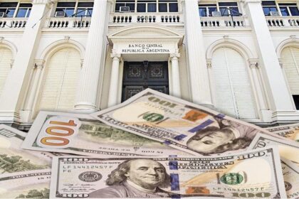la-compra-de-dolar-ahorro-crecio-en-abril,-por-primera-vez-en-tres-meses,-y-se-acerco-a-los-u$s3.000-millones
