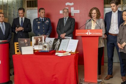 ¿que-hace-una-escafandra-precursora-del-traje-espacial-en-la-caja-de-las-letras-del-instituto-cervantes?