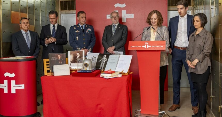 ¿que-hace-una-escafandra-precursora-del-traje-espacial-en-la-caja-de-las-letras-del-instituto-cervantes?