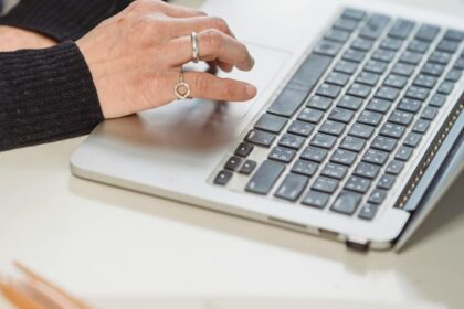 porno-en-la-computadora-del-trabajo:-advierten-por-un-riesgo-oculto-que-va-mas-alla-de-ser-descubierto