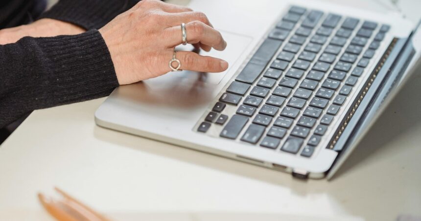 porno-en-la-computadora-del-trabajo:-advierten-por-un-riesgo-oculto-que-va-mas-alla-de-ser-descubierto