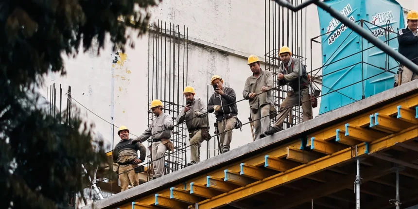 crisis-laboral-|-casi-el-60%-de-las-actividades-privadas-registro-perdidas-de-empleo-formal-en-la-gestion-de-milei