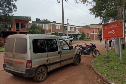 siniestro-vial-entre-un-auto-y-una-motocicleta-dejo-dos-jovenes-lesionados-en-eldorado