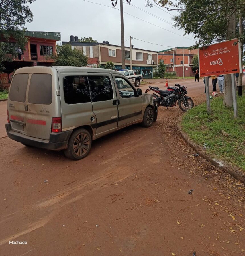 siniestro-vial-entre-un-auto-y-una-motocicleta-dejo-dos-jovenes-lesionados-en-eldorado