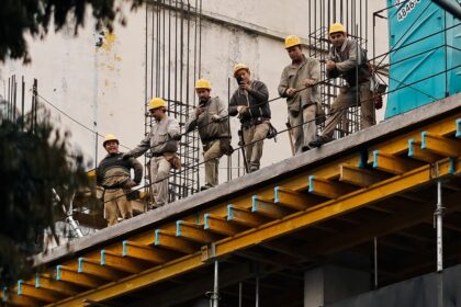 por-la-menor-inflacion-y-las-sumas-fijas,-los-salarios-de-convenio-repuntaron-en-abril