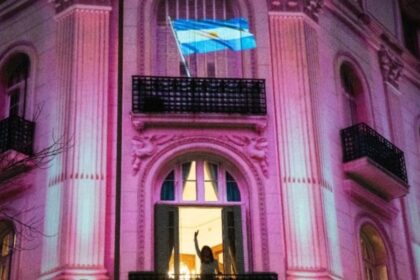 un-intendente-organizo-la-proyeccion-de-la-casa-rosada-en-la-fachada-del-edificio-donde-vive-cristina-kirchner