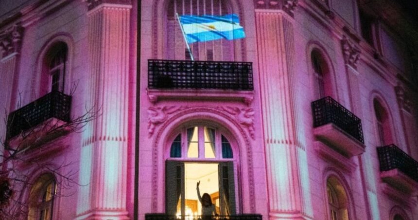 un-intendente-organizo-la-proyeccion-de-la-casa-rosada-en-la-fachada-del-edificio-donde-vive-cristina-kirchner