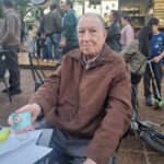 a-los-88-anos,-encontro-en-el-album-del-mundial-una-nueva-pasion-y-suena-con-completar-todas-las-figuritas-junto-a-su-nieta