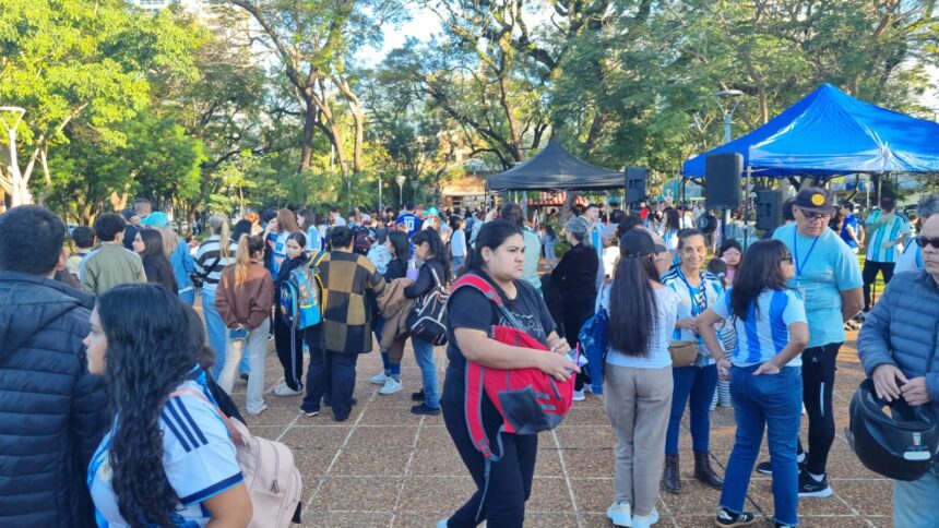 fiebre-mundialista-|-con-emprendedores,-intercambio-de-figuritas-y-torneos,-el-parque-paraguayo-de-posadas-reunio-a-fanaticos-de-la-seleccion-argentina