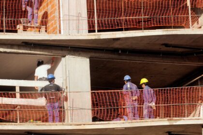 blanqueo-laboral:-el-plan-que-reglamento-el-gobierno-para-regularizar-trabajadores-y-sus-beneficios