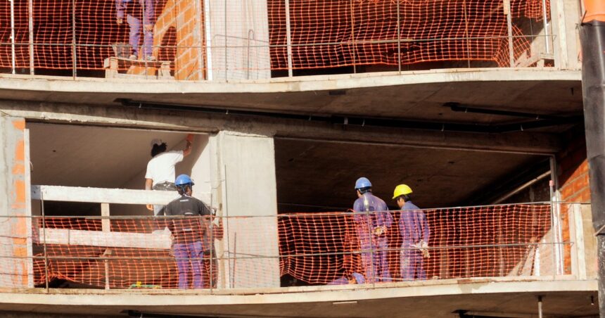 blanqueo-laboral:-el-plan-que-reglamento-el-gobierno-para-regularizar-trabajadores-y-sus-beneficios