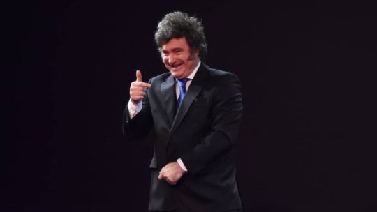 javier-milei-y-luis-caputo-vuelven-a-defender-el-modelo-economico-ante-el-circulo-rojo-financiero