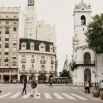 ciudad-de-buenos-aires,-entre-el-cafe-y-el-monoambiente:-la-crisis-de-los-espacios-donde-se-construia-comunidad