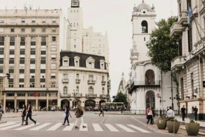 ciudad-de-buenos-aires,-entre-el-cafe-y-el-monoambiente:-la-crisis-de-los-espacios-donde-se-construia-comunidad