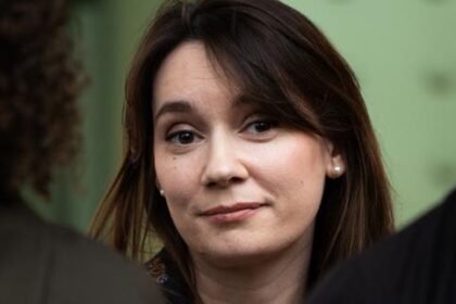el-titulo-de-sejour-de-xenia-fedorova,-la-cronica-pro-kremlin-de-los-medios-bollore,-provoca-interrogatorios-en-el-transcurso-del-estado