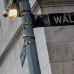 el-dolar-empezo-el-mes-demandado-y-llego-a-los-$-1.445,-mientras-el-riesgo-pais-cayo-a-490-puntos