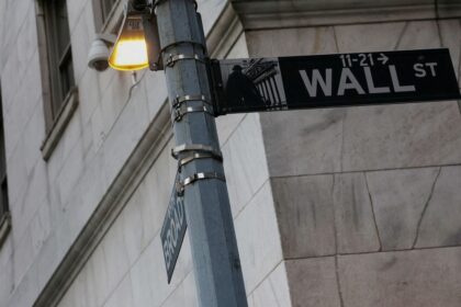 el-dolar-empezo-el-mes-demandado-y-llego-a-los-$-1.445,-mientras-el-riesgo-pais-cayo-a-490-puntos