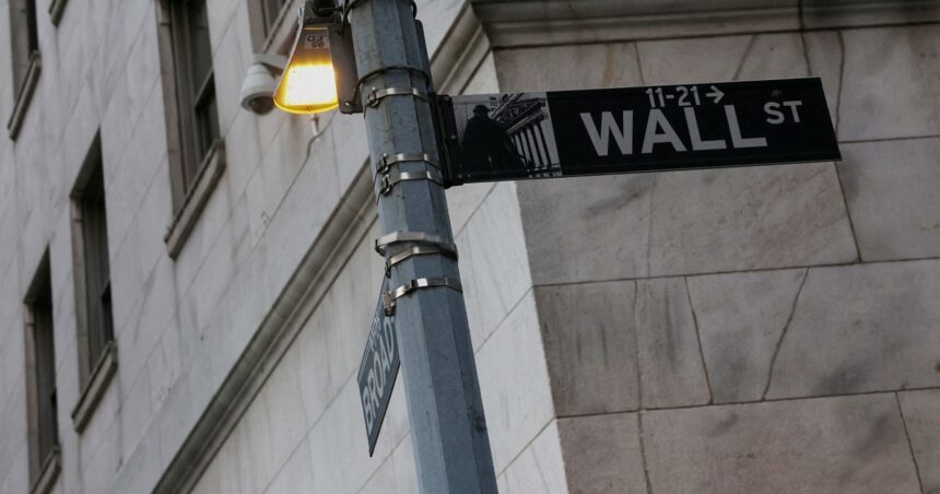 el-dolar-empezo-el-mes-demandado-y-llego-a-los-$-1.445,-mientras-el-riesgo-pais-cayo-a-490-puntos