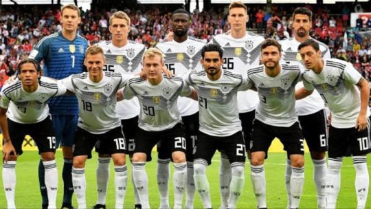 el-estigma-de-la-corona:-la-crisis-de-los-campeones-mundiales-eliminados-en-primera-fase