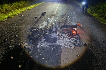 un-motociclista-sufrio-graves-lesiones-y-quemaduras-tras-chocar-contra-un-tractor-en-mojon-grande