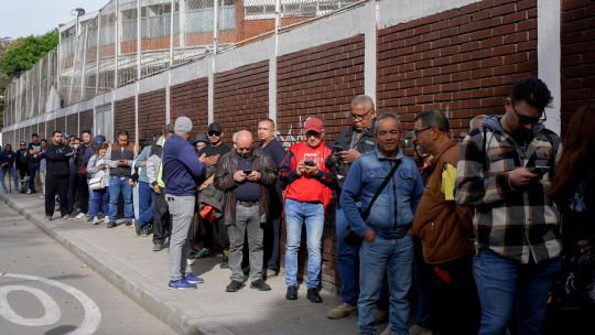 “la-politica-en-colombia-da-miedo”:-la-incertidumbre-de-los-jovenes-ante-la-segunda-vuelta-presidencial