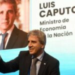 luis-caputo:-“vamos-a-permitir-la-libre-circulacion-de-pesos-y-dolares”