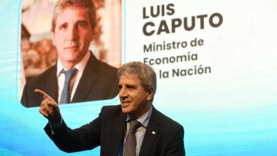 luis-caputo:-“vamos-a-permitir-la-libre-circulacion-de-pesos-y-dolares”