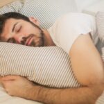 cuales-son-las-claves-para-dormir-mejor-de-noche,-segun-un-especialista:-“hay-que-evaluar-la-cantidad-de-sueno-y-la-calidad-de-sueno”