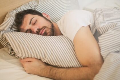 cuales-son-las-claves-para-dormir-mejor-de-noche,-segun-un-especialista:-“hay-que-evaluar-la-cantidad-de-sueno-y-la-calidad-de-sueno”
