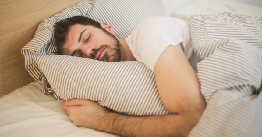 cuales-son-las-claves-para-dormir-mejor-de-noche,-segun-un-especialista:-“hay-que-evaluar-la-cantidad-de-sueno-y-la-calidad-de-sueno”