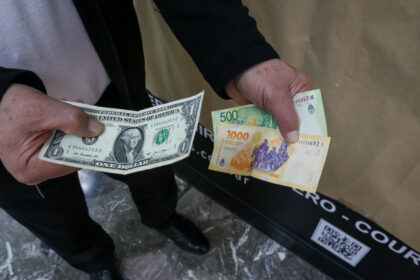 el-dolar-oficial-subio-$30-en-las-primeras-tres-ruedas-de-junio-y-llego-a-$1.460,-el-valor-mas-alto-en-los-ultimos-cuatro-meses