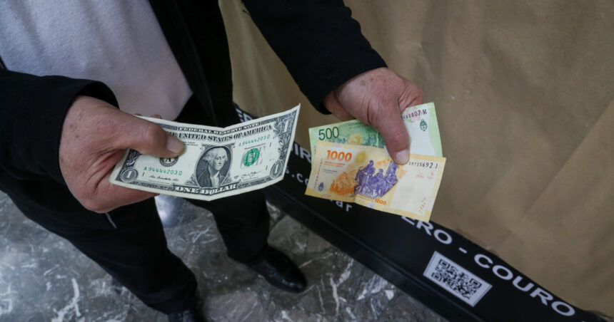 el-dolar-oficial-subio-$30-en-las-primeras-tres-ruedas-de-junio-y-llego-a-$1.460,-el-valor-mas-alto-en-los-ultimos-cuatro-meses