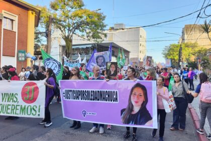 en-medio-de-la-conmocion-por-los-asesinatos-de-dulce-y-agostina,-mas-de-15.000-personas-participaron-en-posadas-en-la-marcha-de-ni-un-a-menos