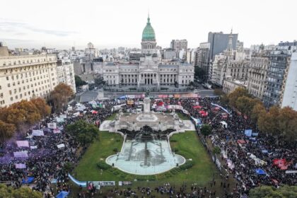 ni-una-menos:-en-medio-de-la-conmocion-por-los-femicidios-de-agostina-y-dulce,-miles-de-mujeres-se-concentran-en-el-congreso