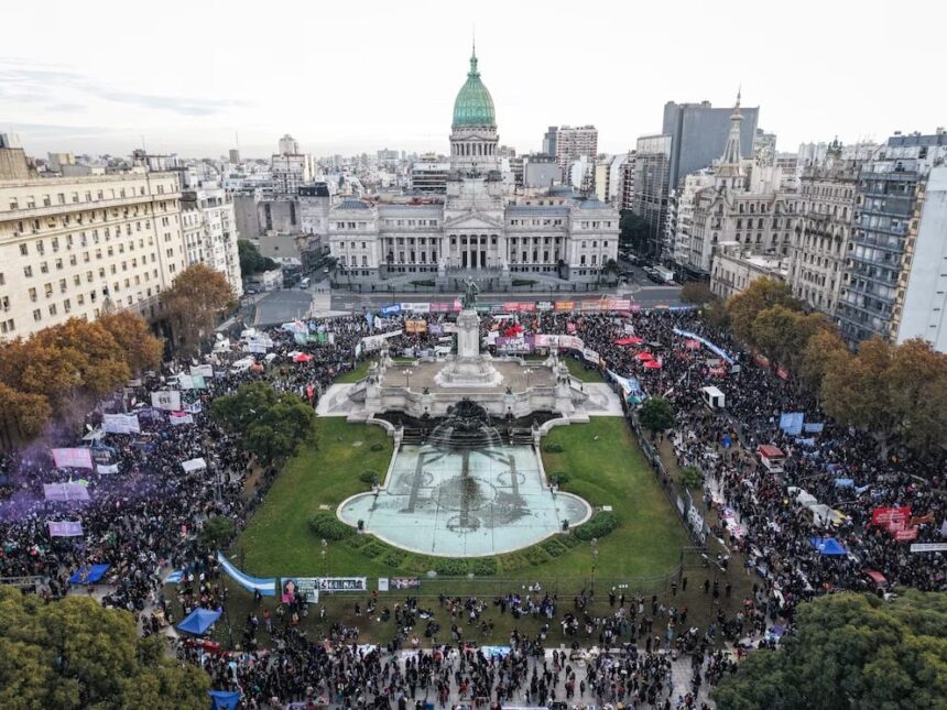 ni-una-menos:-en-medio-de-la-conmocion-por-los-femicidios-de-agostina-y-dulce,-miles-de-mujeres-se-concentran-en-el-congreso
